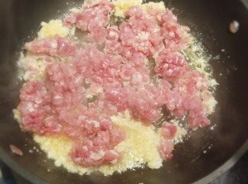 step5: 加入免治豬肉先炒。