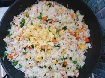step6: 再加上雞蛋絲，加生抽，鹽，調味。一邊加調味料，一邊兜炒。要試味。直至自己滿意，