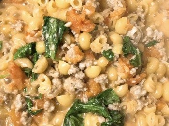 step10: 把九層塔放入煮熟的通心粉內略炒後熄火、上碟。