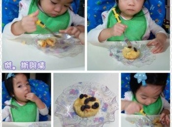 step4: 如果想面層脆口一啲， 蛋液可以唔駛加太滿。
而且加咗蛋液後亦唔需要按壓麵包。
對於呢個咁香甜味美嘅下午茶，小JM亦表示好喜歡，
緊係啦，表層有小JM最鍾意嘅紅莓乾同提子乾呀嘛。