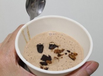 step4: 倒入雪糕杯加入切碎的樂家杏仁糖碎及果仁碎，蓋好放入冰格雪6小時以上到硬身便可以享用