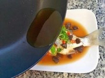 step9: 將熱油澆勻在魚身上，好吃的蒸鮮魚完成。