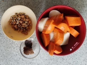 step4: 紅蘿蔔刨皮後切厚片，預先煲滾水，將豬骨、沙葛、紅蘿蔔、花生及眉豆放入