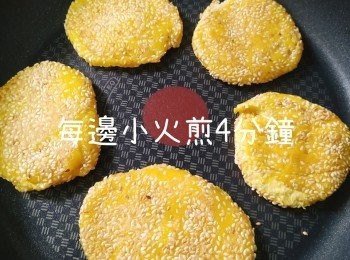 step7: 以手沾一點糯米粉，拿起適量南瓜蓉，弄成圓形
整個充分沾滿白芝麻，放到鑊後馬上壓一壓再煎
小火煎大概每邊4分鐘就搞掂了