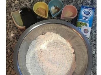 step1: 先將所有<span class="group_1">食材</span>都秤好，高粉和中粉可以秤在一起，如要全用中粉也是可以的喔！