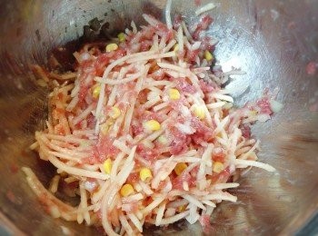 step6: 加入半茶匙鹽並用手拌勻。