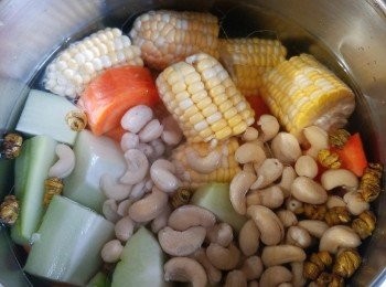 step2: 將所有材料凍水落煲約1.5-2小時便成，用高壓煲則煲約15分鐘，喝前再大滾5分鐘落鹽便成。