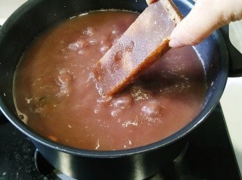 step8: 熄火前放入冰糖後