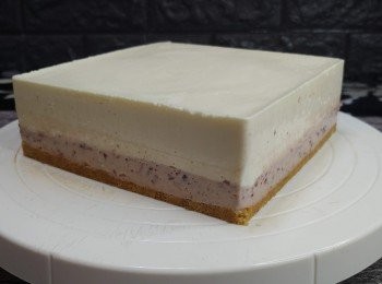 step18: **用火鎗要小心， 只要輕輕把模邊加熱便可脫模， 否則芝士層會因過熱而溶化。