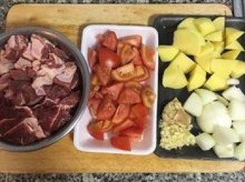 step2: 牛腱切大塊，用一茶匙鹽和少許胡椒粉抓醃放置；洋蔥切塊；馬玲薯去皮切塊、蕃茄4顆去梗切塊（留1顆最後用），薑拍扁，蒜頭去皮切末；