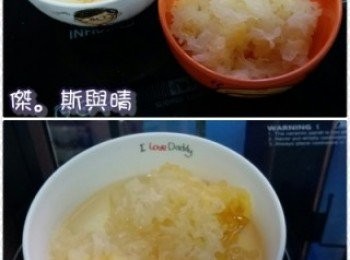 step1: 可以預早將雪耳取出並浸水，以作清洗。浸透後即可將雪耳芯除去。將紅棗核取出，並剪成小片。一粒分為三片即可。