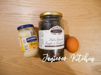 step2: 牛角包中間切開口，將蛋粒與蛋黃醬和黑松露醬拌勻，可額外加鹽。