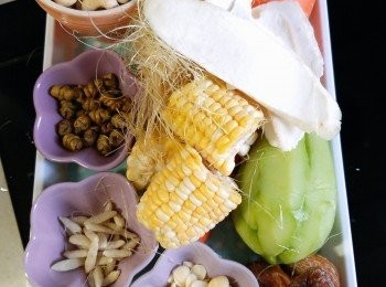 step1: 石斛、麥冬、南北杏和淮山洗淨浸水約15分鐘備用。 腰果汆水備用。 紅蘿蔔和佛手瓜去皮切件。  粟米切件。