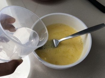 step3: 發蛋及加水，加入之前的材料（豬肉、豆腐、本菇）攪拌好