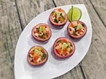 step12: 將炒好的料填入百香果殼中，放上檸檬片，便可美美的上菜囉～