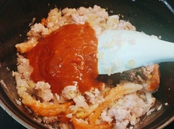 step8: 加入魚香茄子醬和鎮江香醋兜炒。