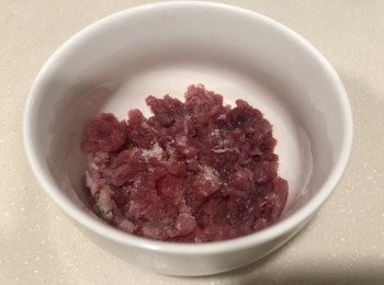 step1: 先醃牛肉10分鐘 （用少許鹽、豉油）