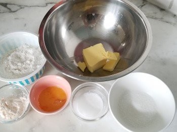 step3: <span class="group_3">餅皮</span>做法:
將所有粉同糖..倒入牛油中....輕手搓溶牛油...加入花奶同蛋漿..輕手搓勻..轉落保鮮袋..放入雪櫃雪半小時...取出..每份25 g ...剩餘分開數份..加入不同天然色粉搓勻..