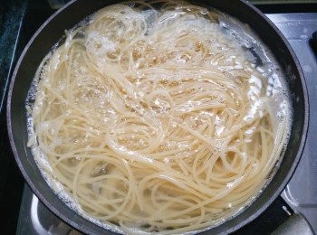 step4: 意粉一折為二煮約10分鐘至自己喜歡的口感。