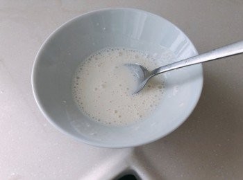 step2: 放入煲中加大約 50ml 水，滾起