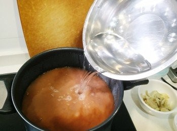 step5: 倒適量水入煲後再開中火煲