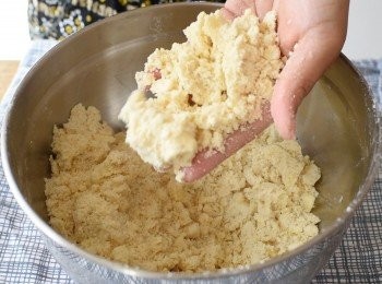 step2: 批皮做法：在大碗內加入麵粉和砂糖，拌勻。加入牛油(切成小塊)，用手擠碎牛油，與麵粉拌勻成顆粒
