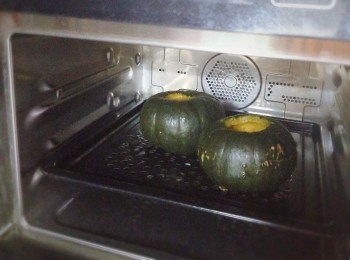 step1: 迷你南瓜洗淨後，南瓜放入滾水中灼5分鐘(目的令南瓜表皮軟身些，容易開孔)，取出再用小刀在頂開一個小孔，挖去南瓜囊和核，之後再蒸煮(或隔水大火蒸)約15分鐘至熟即可，取出放涼。