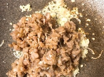 step6: 加入豬絞肉炒至熟。