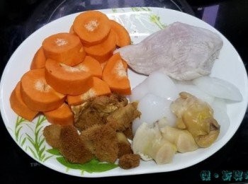 step1: 先將瘦肉洗淨，再汆水備用。
汆水可以令油分減少，咁啲湯煲出來就會清一啲。