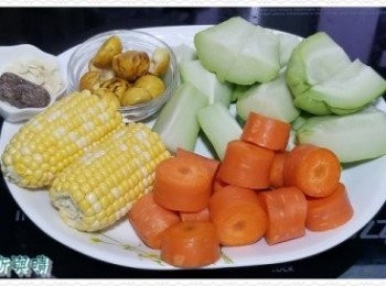 step1: 先將全部材料洗淨，備用，將佛手瓜開邊，再以鐵匙除去核，並切成八小件，備用， 甘筍切成小段，備用，粟米可因應需要而切段