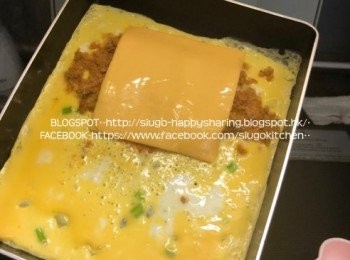 step4: 放入肉鬆和芝士片(半凝固時)，向內捲成卷蛋後(由一端慢慢捲至另一端)。