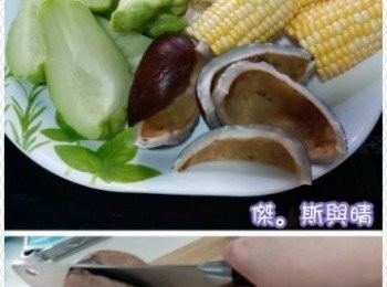 step1: 先將粟米去衣、再連同合掌瓜及印度椰子洗淨 ，將印度椰子切成小片      
 粟米切成段 ， 合掌瓜切成小片並將核除去備用