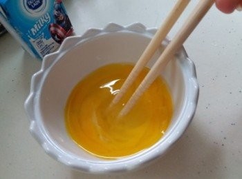 step1: 預先煲滾熱水，待用。再將雞蛋打勻