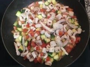 step9: 接著放入蕃茄丁快炒；