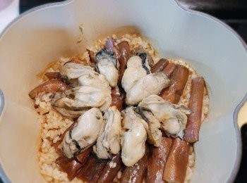 step9: 放入煮過的蠔，加蓋，中火加熱3分鐘，熄火焗5分鐘。