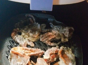 step6: 氣炸鍋預熱200度，軟殼蟹掃上/噴上一層油並放入氣炸先炸4分鐘，中途反一面，炸至金黃，請自行目測。