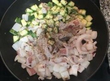 step8: 加入鹽與黑胡椒粉和米酒，大火快炒；