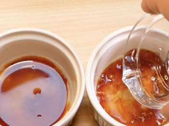 step2: 當糖水焦糖化後，加入1/2茶匙滾水。
※注意有可能糖水會噴起來喔。