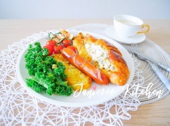 step3: 把拌了醬料的蛋粒放進牛角包內即完成。