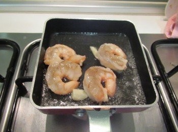 step4: 再滾,放入步驟1的蝦仁加蓋煮至熟撈起.剩下湯汁裡放入步驟1的扁豆,邊拌邊加熱到收汁與蝦仁一起待涼.