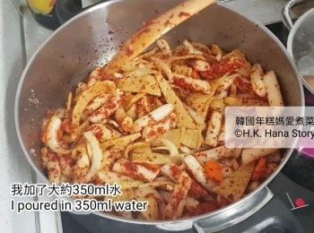 step7: 拌勻後加入大約350ml水，再加豉油，