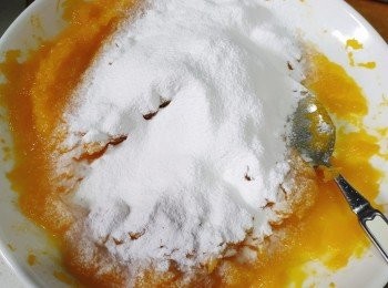step5: 把糯米粉過篩分3次倒入南瓜蓉