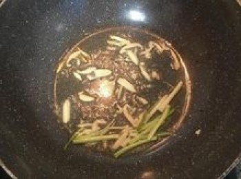 step3: 炒鍋加熱放入油，將蒜片和蔥白炒香；