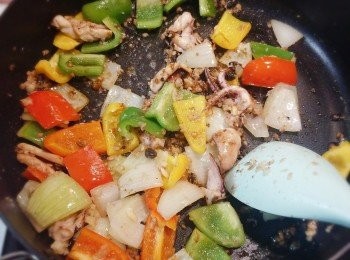 step8: 加入三色椒炒勻，並沿鑊邊贊少許紹酒。
