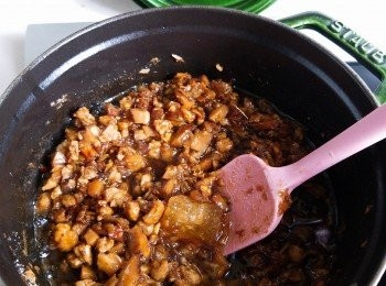 step5: 炒香後加入浸冬菇的水，一邊兜炒一邊加入炸乾蔥/炸紅蔥油、醬油膏、五香粉、米酒、生抽、冰糖和幼滑花生醬。煮至滾起後調中小火，並蓋上蓋煮約8分鐘煮至收汁。最後加入少許麻油。