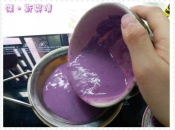 step2: 先將牛奶加熱，再加入魚膠粉，慢慢攪拌。將已加入魚膠粉嘅牛奶加入紫薯蓉中，慢慢攪拌，牛奶遂漸會同紫薯混合，成為紫色牛奶