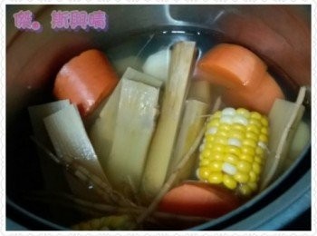 step2: 因為材料屬寒涼，可以於煲滾時加入生薑，或按需要加入果皮，
以令湯變得溫和。如想加入肉類增加鮮味亦可。