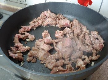 step3: 牛腩碎洗淨及切成小件； 用油爆至半熟，下蒜蓉爆炒至熟透