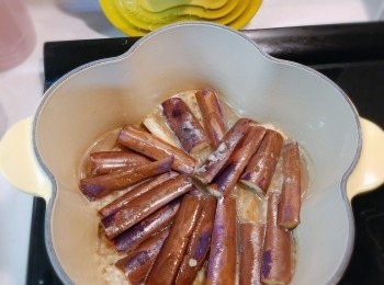 step8: 把已炒的茄子、珍珠米和120-130ml之醬汁放入LC鍋，中火滾起至見魚眼(泡泡)， 轉極細火，加蓋，煮 15分鐘，熄火後焗 5分鐘。