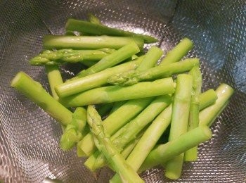 step8: 露筍下滾水灼約1分鐘。